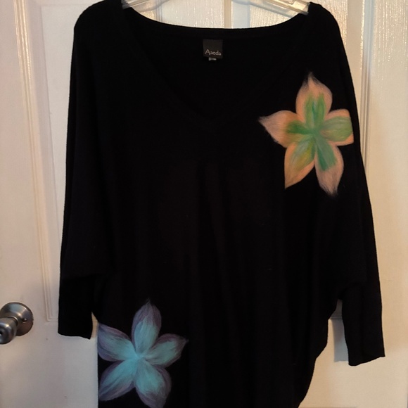 Aaeda Sweaters - NWOT 3/4 Sleeve Flower Sweater